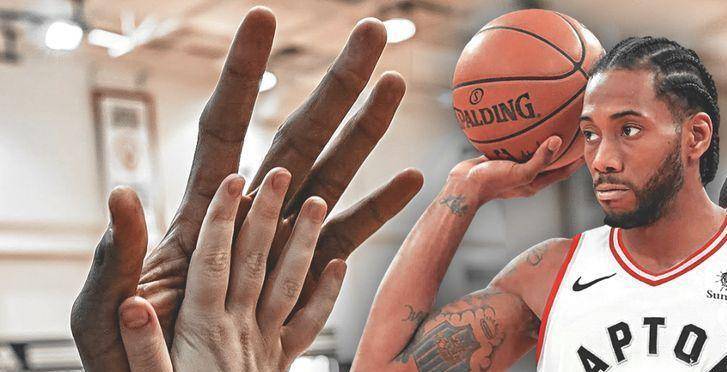 上去相当于KD2倍大史上第9小卡与杜兰特手掌比较吓人！看